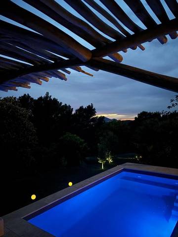 Cottage pour 2 personnes, avec jardin et piscine ainsi que terrasse et vue à Auriol