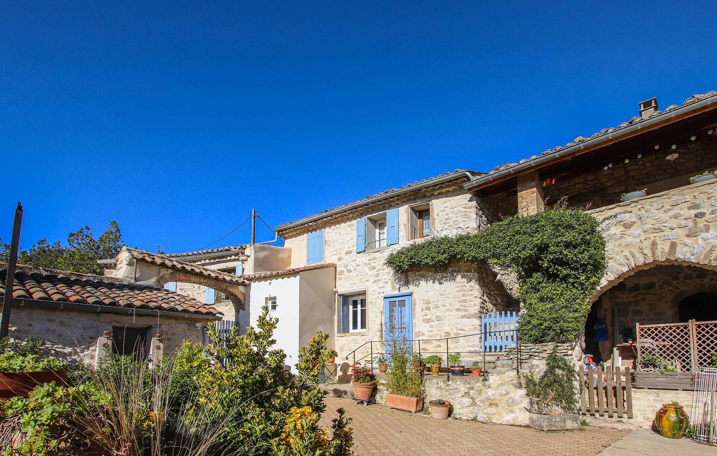 Spacious 165sqm Apartment | Parking, TV, Garden | Near Ruisseau d'Aleyrac in Salles-sous-Bois, Nyons und Umgebung