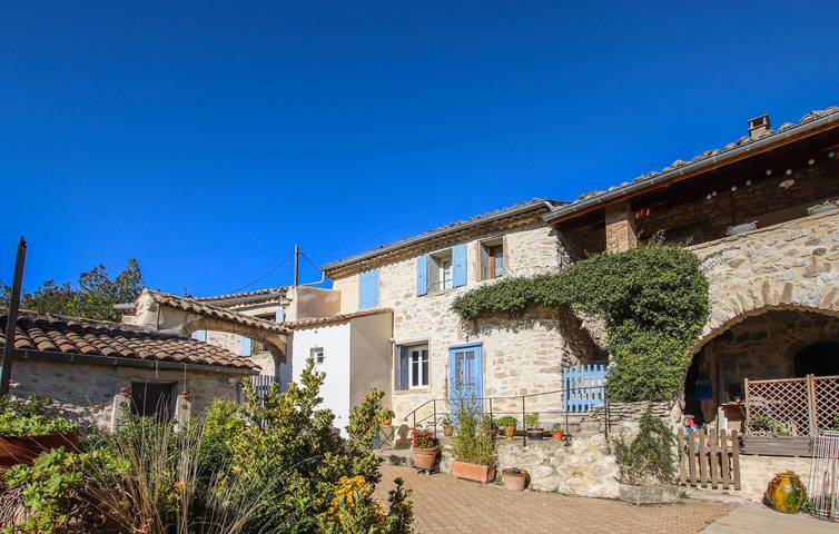 Spacious 165sqm Apartment | Parking, TV, Garden | Near Ruisseau d'Aleyrac in Salles-sous-Bois, Région de nyons