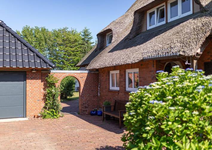 Apartamento entero, Apartment in thatched roof house in Nebel on the island Amrum - WLAN, TV, terrace, huge garden, garden furniture, close to the woods, close to the beach, parking space in Islas Frisias septentrionales (Schleswig-Holstein) (Schleswig-Holstein), Niebla (Alemanía)