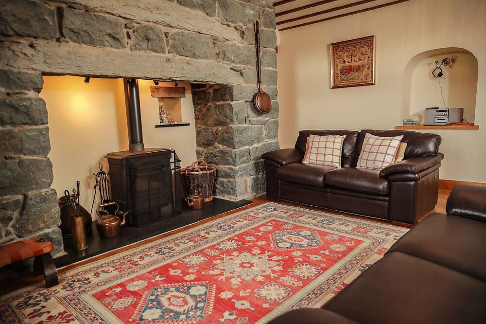 Farm Wing -  a house that sleeps 4 guests  in 2 bedrooms in Pwllheli, Gwynedd