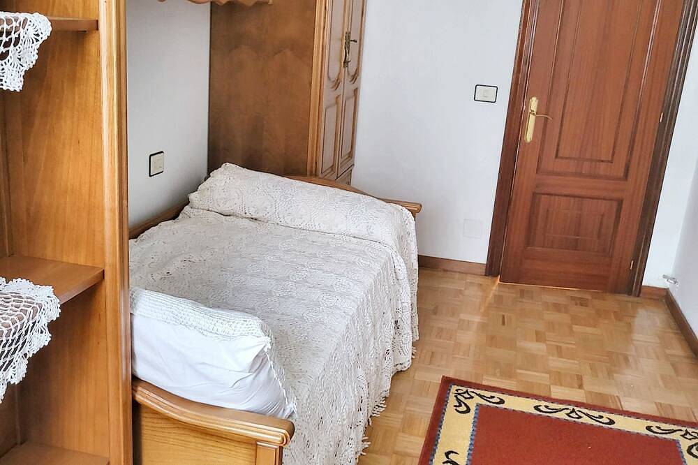 Entire apartment, Homerez - Comfortable apartment in Vivero with balcony in Viveiro, Galician Coast