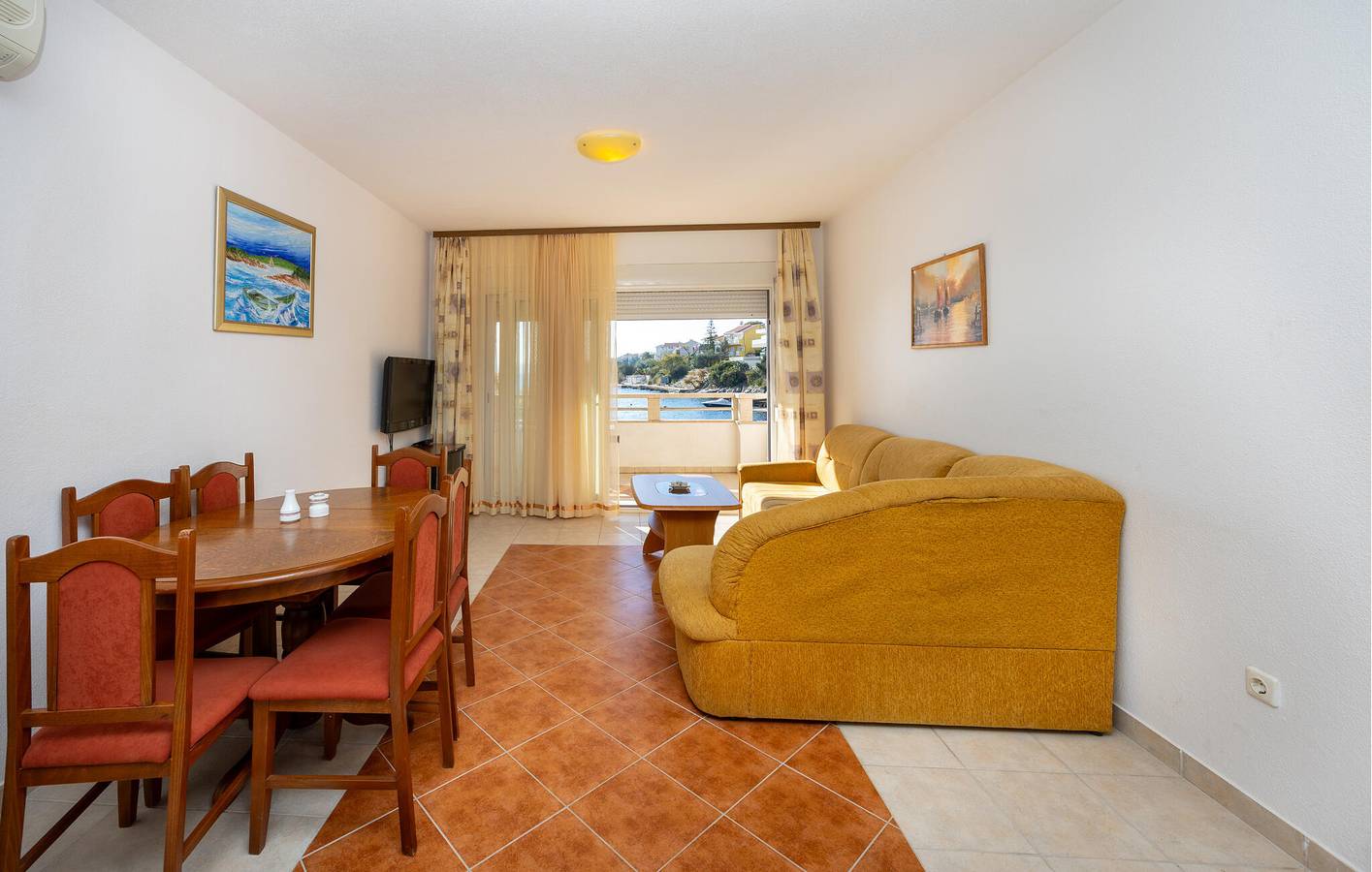 Ganze Ferienwohnung, Charmante 70 m² große Wohnung mit Terrasse, WLAN und 600 m entferntem Strandzugang in Okrug Gornji, Ciovo