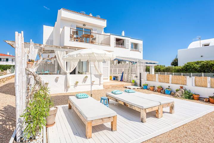 Entire apartment, Apartment 'Mar I Vent' with Sea View, Private Terrace, and Wi-Fi in Cala Blanca, Ciutadella
