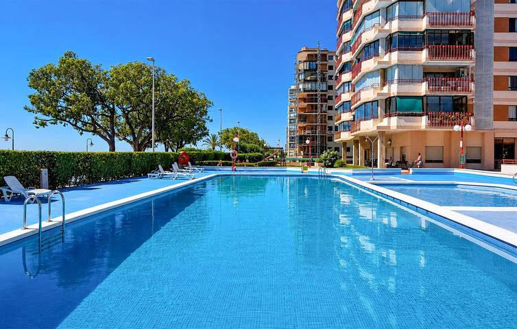 Apartamento vacacional entero, Escapada a la costa: apartamento de 2 dormitorios con piscina y wifi, cerca de Playa del Serradal in Benicasim, Costa del Azahar