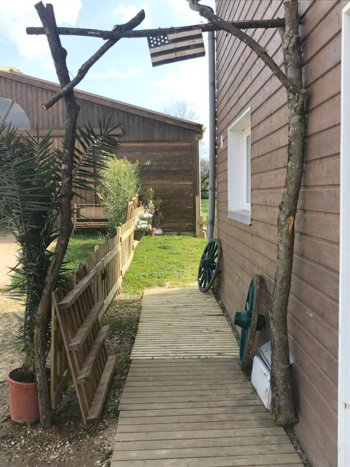 Location de vacances pour 5 personnes, avec jardin ainsi que vue et piscine à Lanouaille