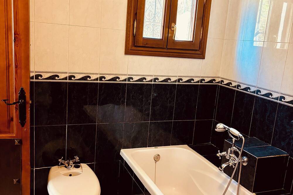 Luxury villa for 7 guests, pool and sea view with 3 acres of almond grove in Casabermeja, Provincia de Málaga