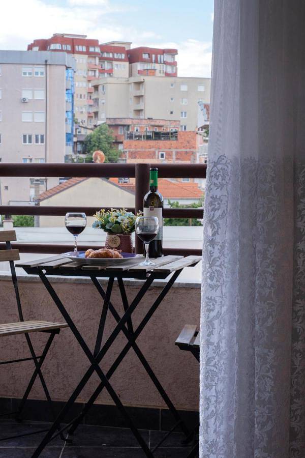 Ferienwohnung für 4 Personen, mit Balkon und Ausblick in Kosovo