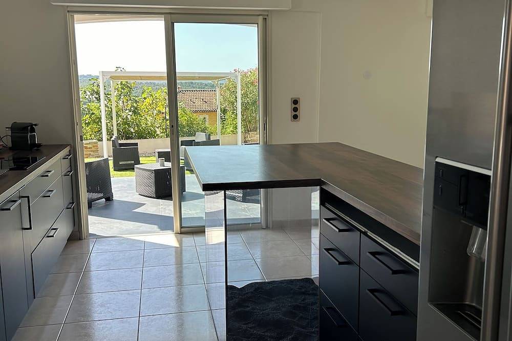 Villa de incluso pie 140m2 en 2000m2 de terreno con piscina in Cuers, Region de Toulon