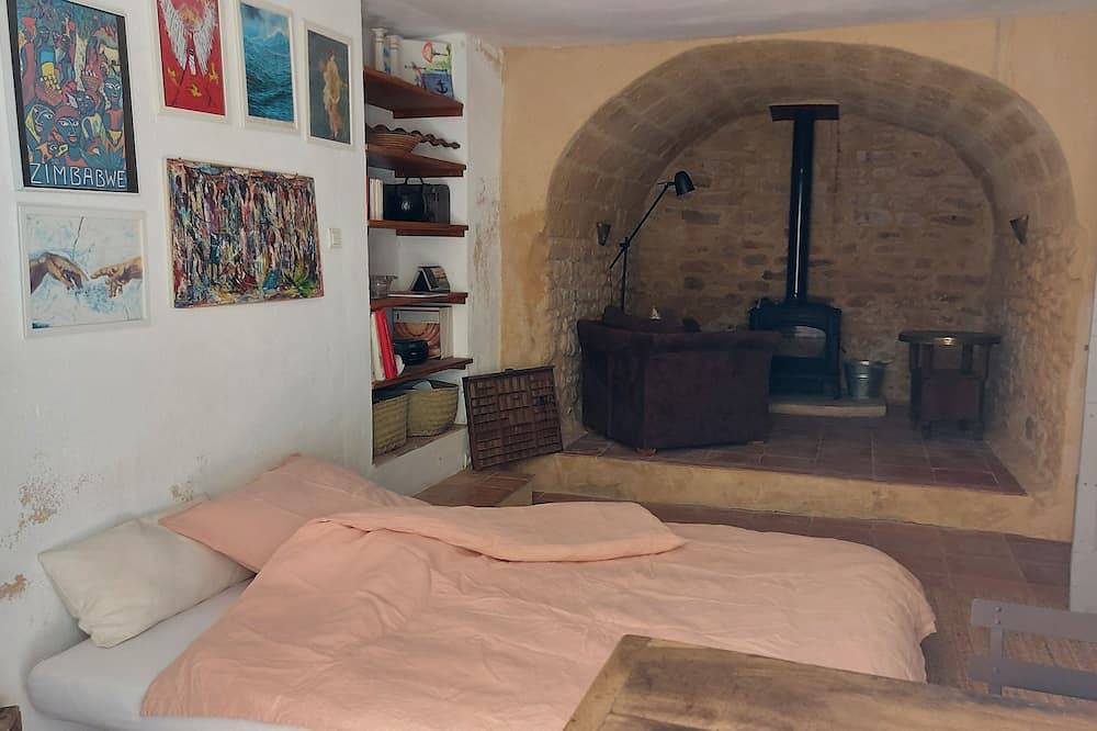 Cozy vacation home in picture-book village, 2 km to the beach at the Pont du Gard in Vers-Pont-du-Gard, Region de Nimes