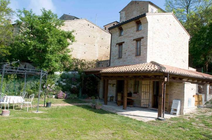 Agriturismo per 4 persone, con Terrazza e Giardino nonché Panorama a Montegiorgio
