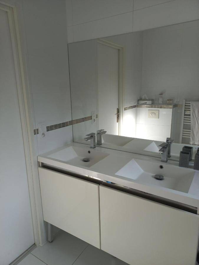 Location de vacances pour 5 personnes, avec piscine ainsi que terrasse et jacuzzi à Gleizé - 3