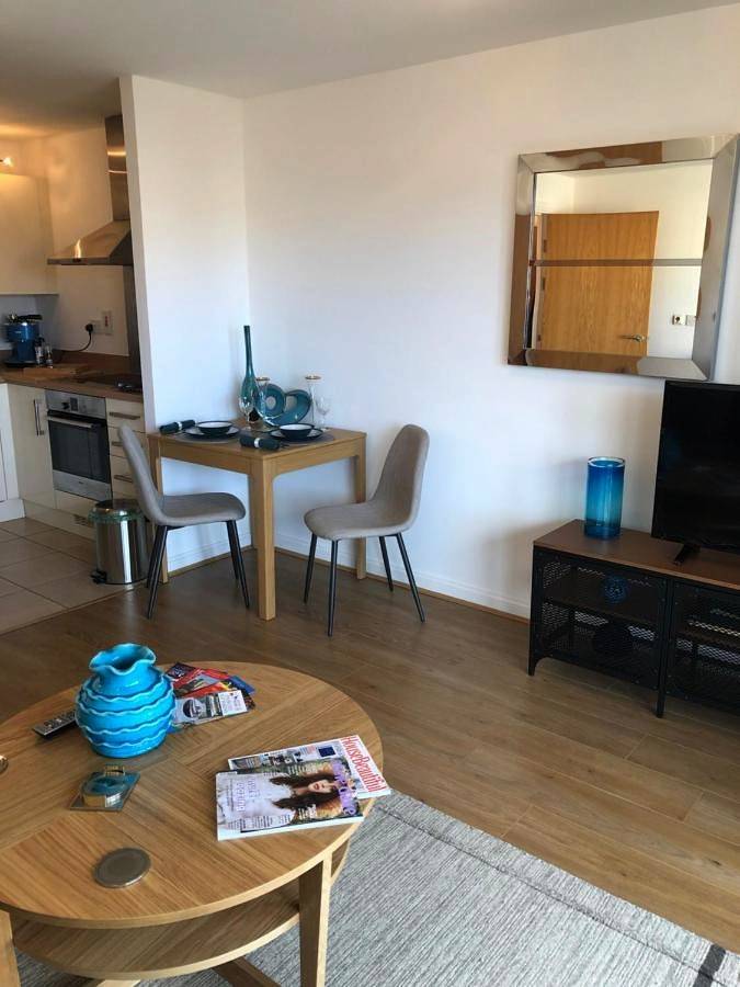 Entire apartment, Apartment with Balcony in Cardiff Bay, Cardiff
