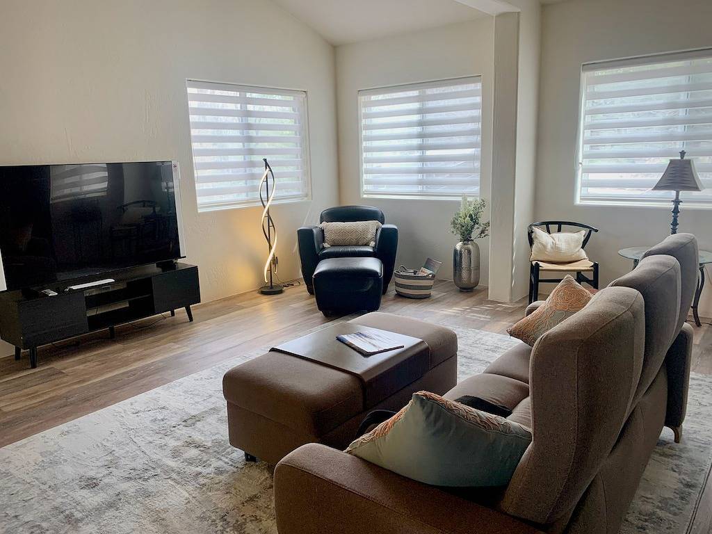 Centrally located @ heart of Sedona w New Hottub, King & 2 Queens, Dog Friendly! in Sedona, Oak Creek Canyon