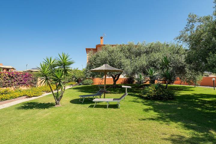 Monolocale intero, Monolocale 'Villa Erica Appartamento Lesley' con vista sulle montagne, Wi-Fi e aria condizionata in Villa San Pietro, Cagliari e Dintorni