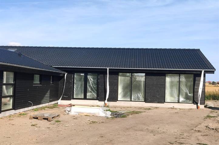 Ferieudlejning for 12 personer, med Jacuzzi og Terrasse såvel som Have og Sauna i Stillinge Strand