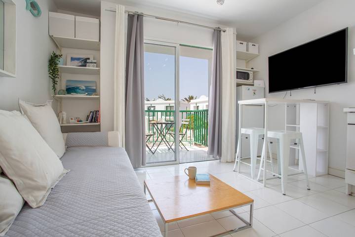 Entire apartment, San Valentin Noa’s Double Pool View – Modern Apartment Near Beach in Corralejo, La Oliva