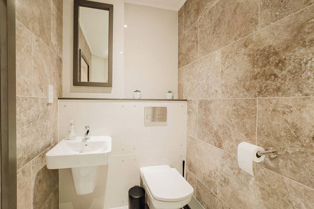 Experience boutique comfort above The Powell pub in Birchington. Stylish en-suite rooms, luxury touches, and a vibrant pub below—perfect for business, couples, or families. Book your coastal escape today! in Birchington, Kent