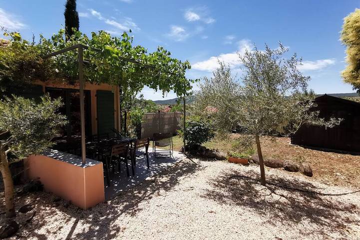 Gîte pour 4 personnes, avec terrasse et jardin