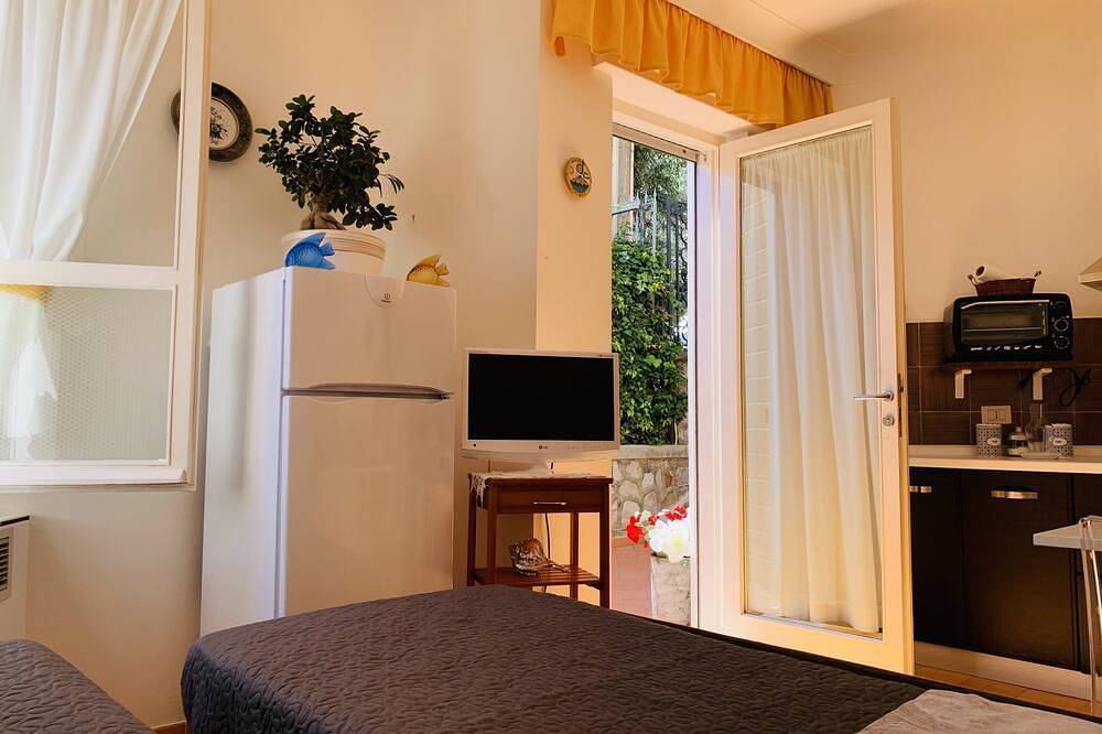 Ganze Wohnung, Felicia's corner studio apartment 2 steps from the sea in Massa Lubrense, Sorrento Coast
