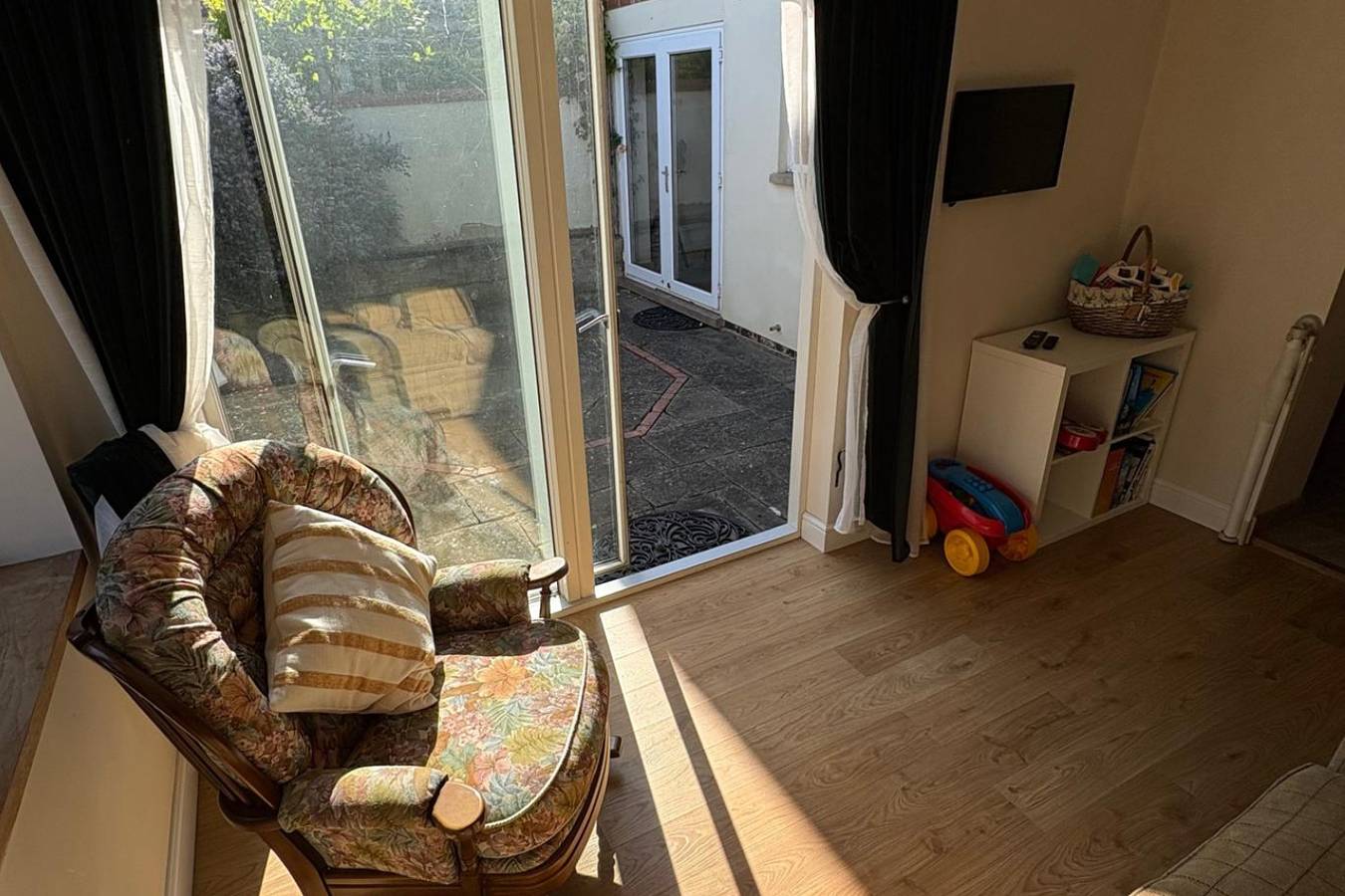 Isham House Sleeps 8 with Enclosed Garden in Northamptonshire