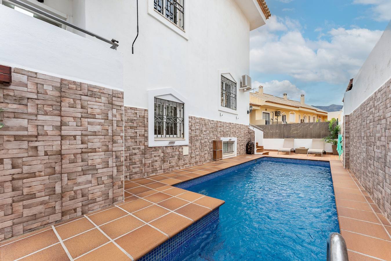 Villa 'Casa Ohana' con vistas al mar, Wi-Fi y aire acondicionado in Los Pacos, Fuengirola