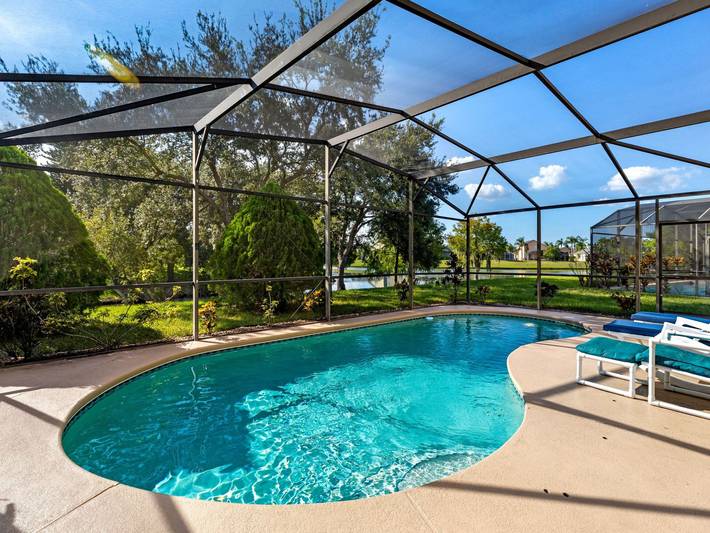 Vacation rental for 7 people, with lake view and yard as well as terrace, with pets in Poinciana