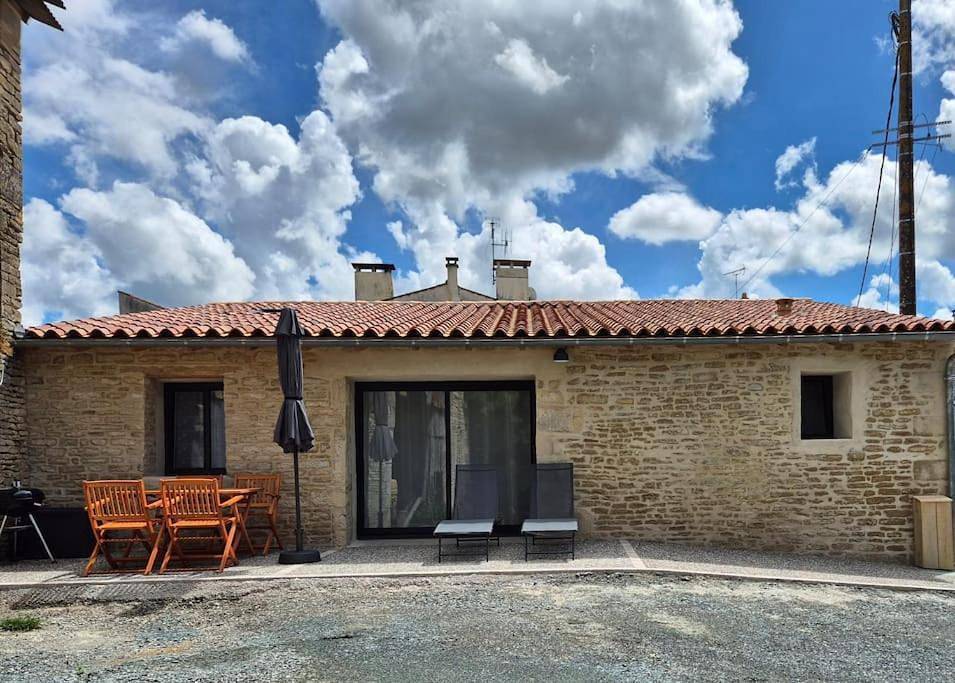 Gîte des oliviers avec barque et vélo in Arçais, Région de Niort