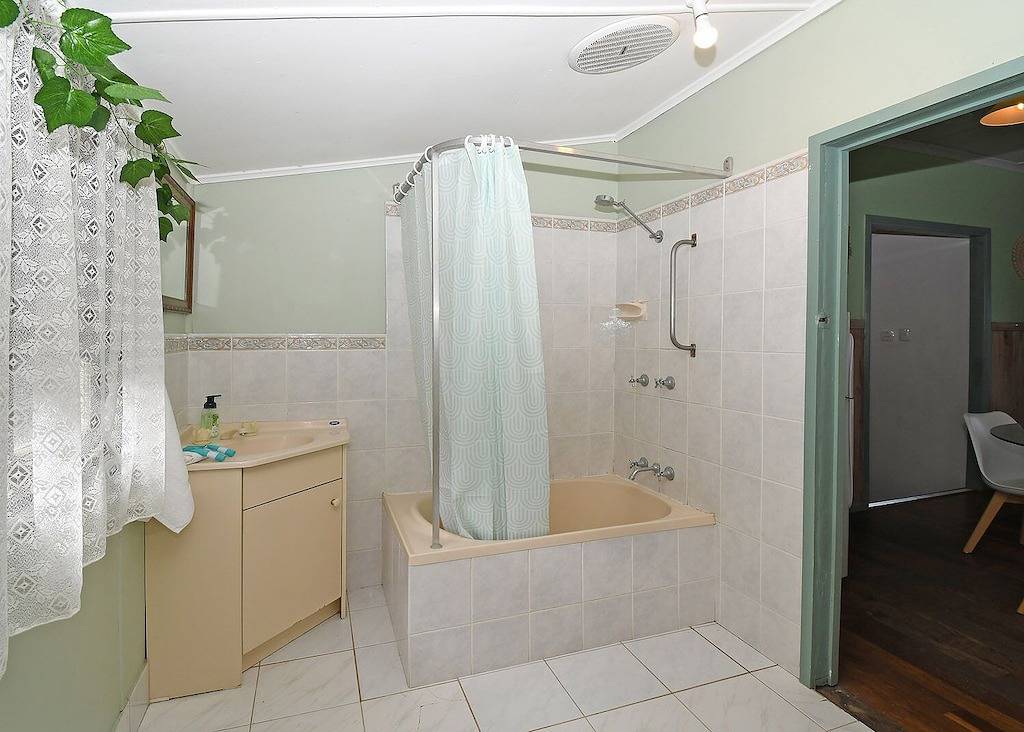 Perfect location - no car needed walk to everything in Hervey Bay, Fraser Coast