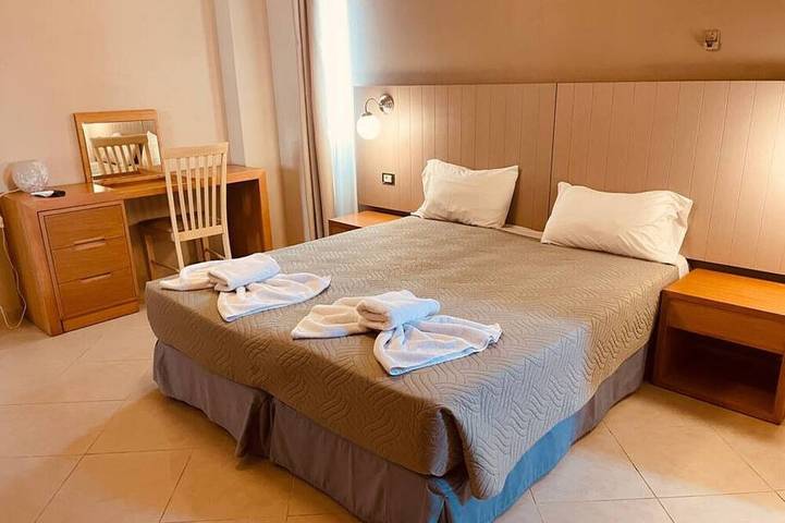 Quest Star Villa - 20meters to beach. Sleeps 8. in Plataniás, Région de la Canée