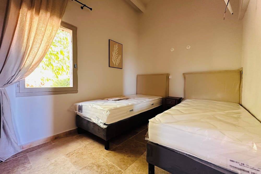 Entire apartment, 2 bedrooms, 2 bathrooms with terrace - near Lourmarin - Apartment 4 in Vaugines, Parc naturel régional du Luberon