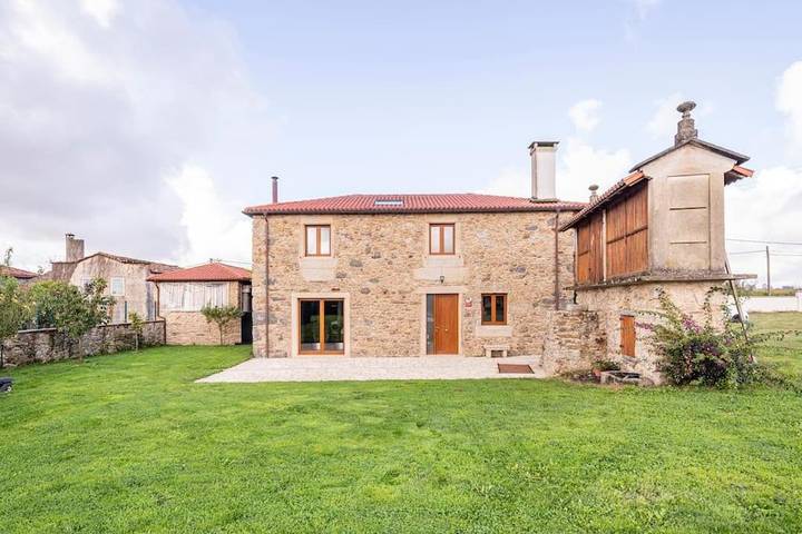 Chalet para 14 personas, con vistas y jardín además de terraza y piscina, Se admiten mascotas en Terra de Melide