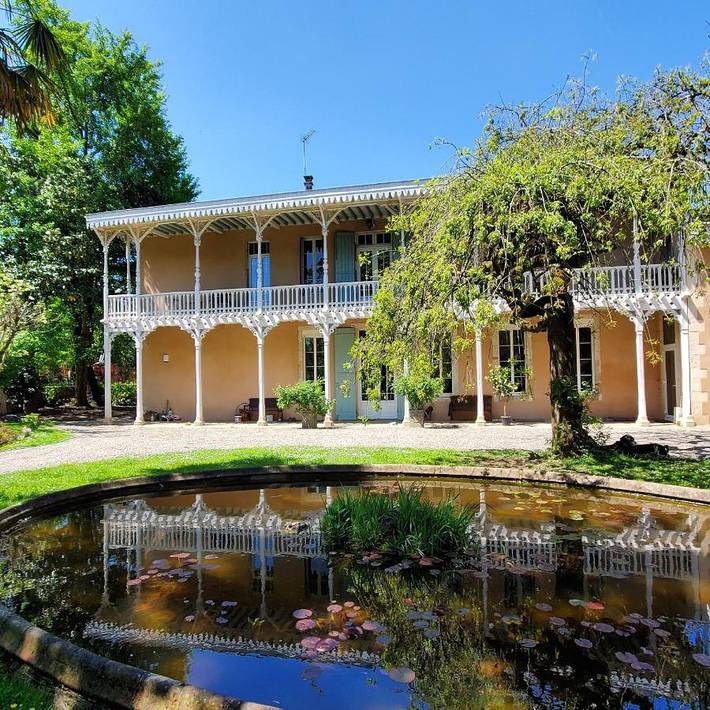 Location de vacances pour 4 personnes, avec Balcon et Terrasse ainsi que Jardin et Piscine à Passage