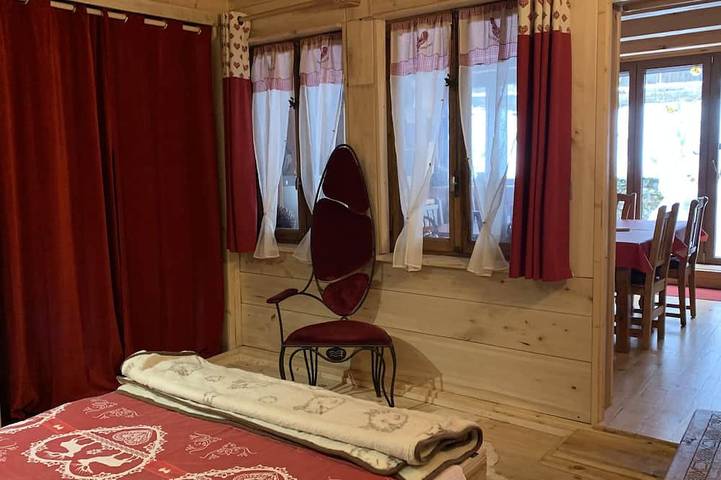 Gîte pour 9 personnes, avec terrasse à Marlens - 4