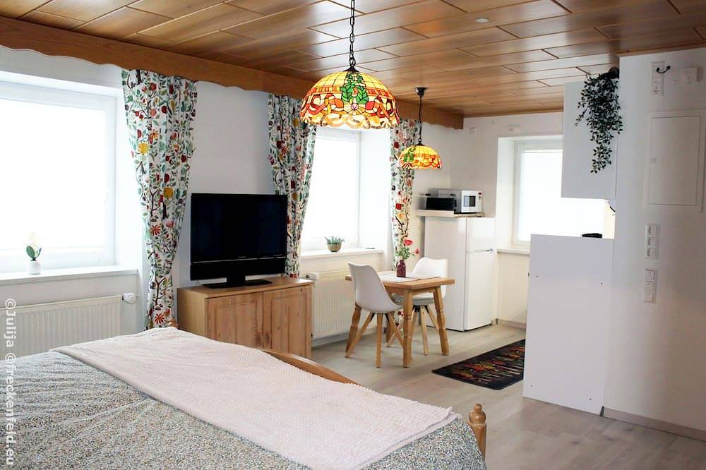 Ganze Wohnung, Grumbeerezimmer - 1-Zimmerwohnung mit 2x2m-Doppelbett, Kochnische, Dusche, Wc in Freckenfeld, Pfalz