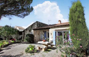 Location de vacances pour 6 personnes, avec jardin ainsi que terrasse et piscine, animaux acceptés à Cheval-Blanc