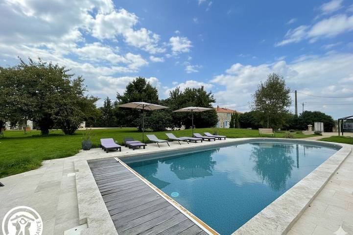 Gîte pour 4 personnes, avec jacuzzi ainsi que terrasse et piscine