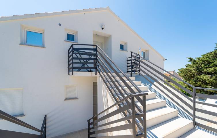 Ganze Ferienwohnung, Stilvolles Apartment mit Meerblick, Terrasse, WLAN und Parkplatz – 500 m vom Strand entfernt in Općina Sveti Filip i Jakov, Zadar