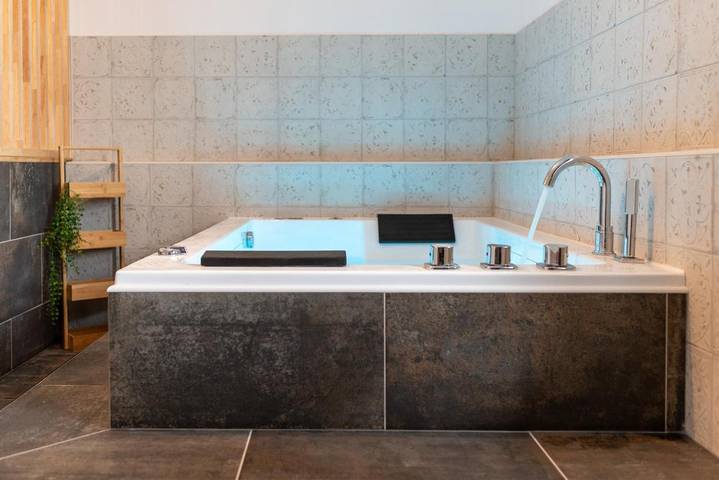 Gîte pour 2 personnes, avec terrasse et jacuzzi à Frouzins