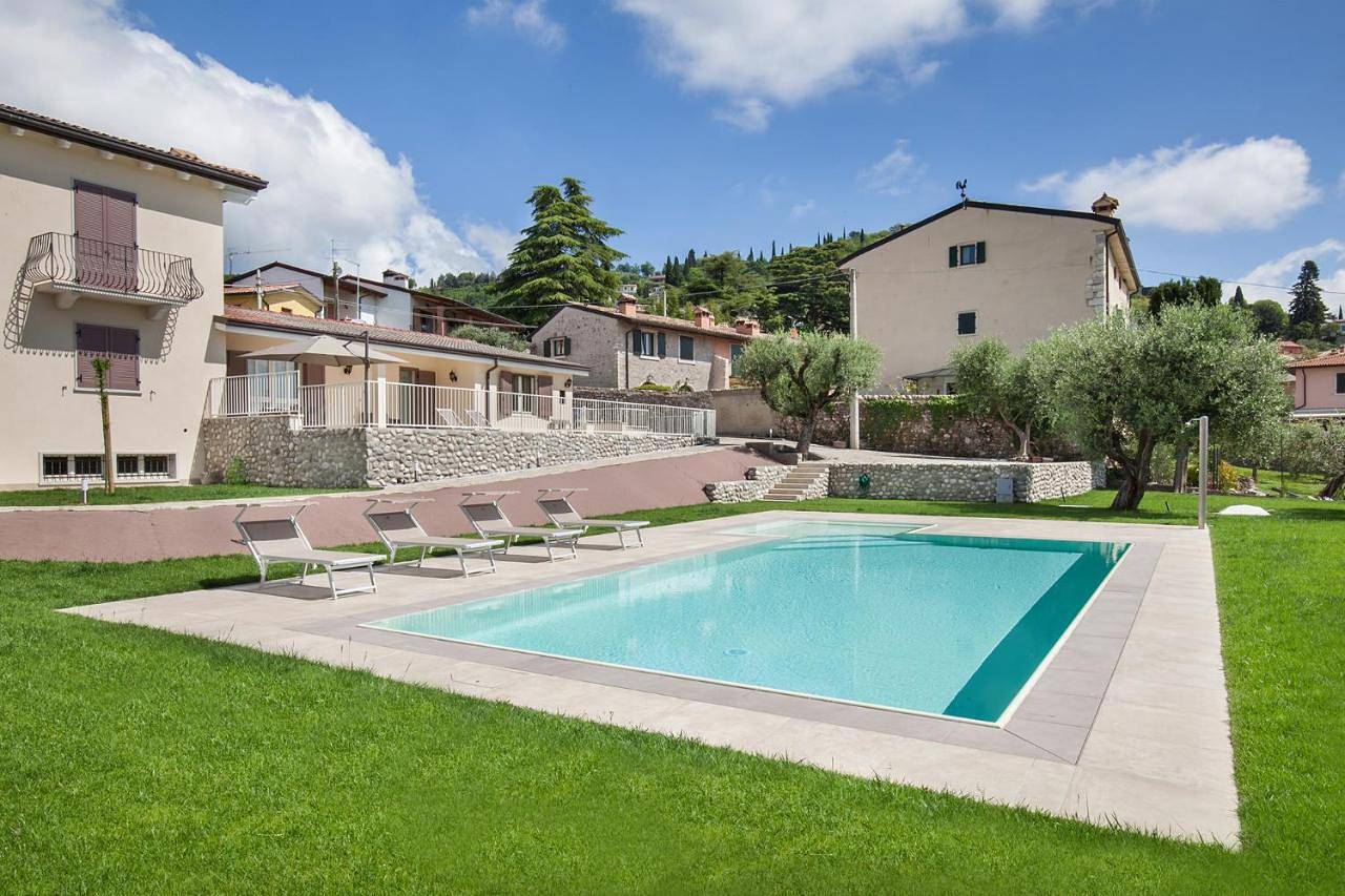 Villa Chiara Apt 1- Appartamento in villa con piscina in Cavaion Veronese, Gardasee-Berge