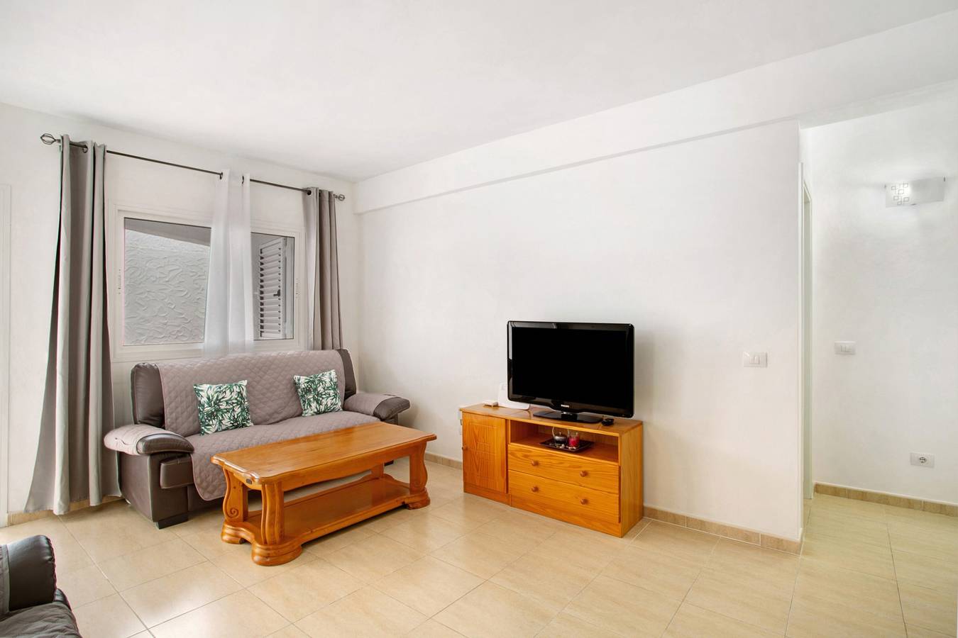 Apartamento entero, Apartamento de vacaciones 'Rach Agaete' con piscina compartida, terraza privada y Wi-Fi in Puerto de las Nieves, Agaete