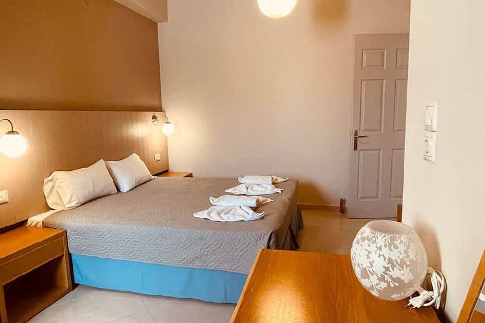 Oriental Star Villa - 20meters to beach. Sleeps 8. in Platanias, Chania und Umgebung