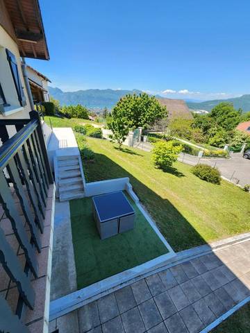 Gîte pour 4 personnes, avec vue ainsi que jardin et vue sur le lac à Pugny-Chatenod