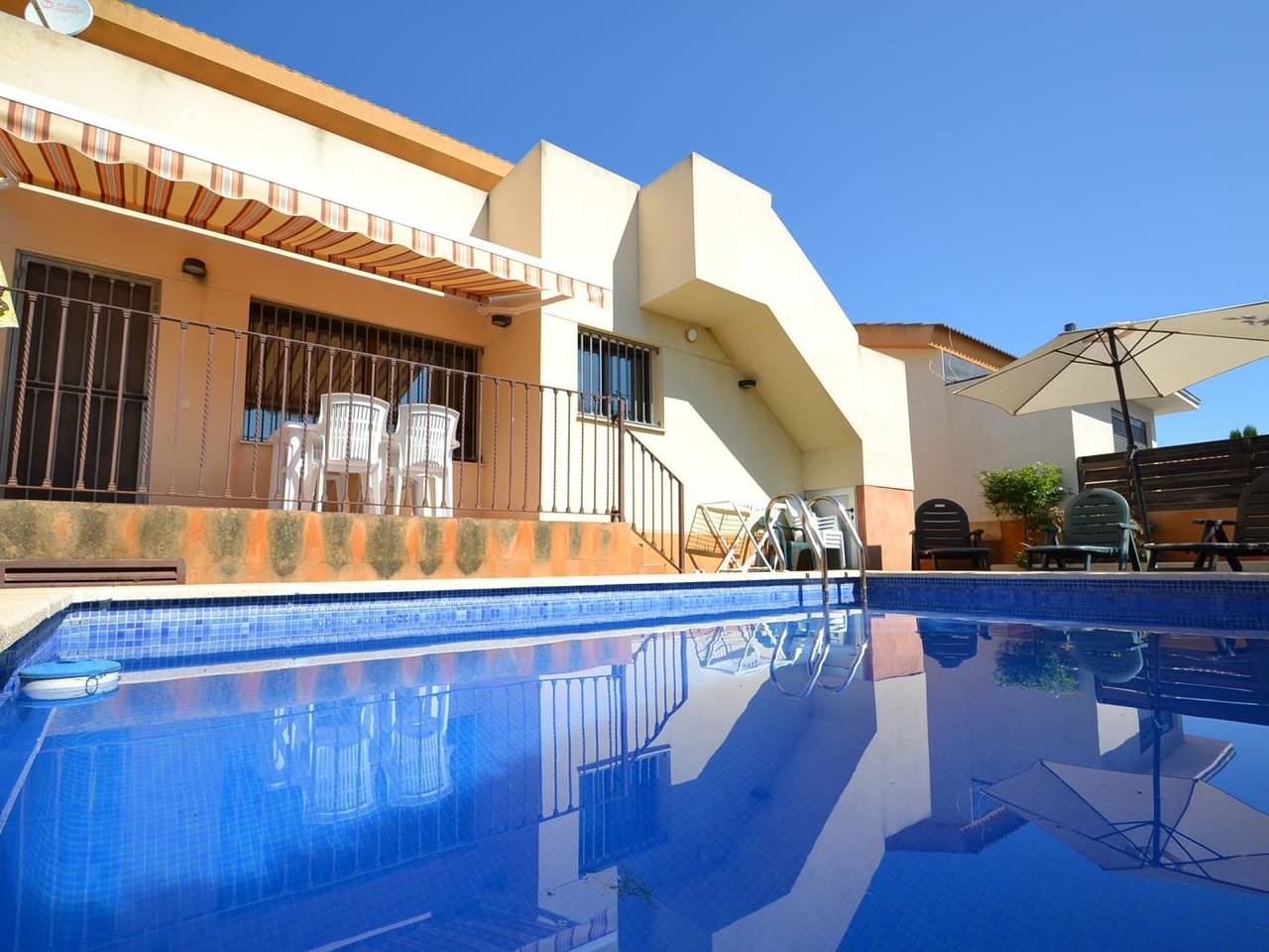 Casa Valencia avec la piscine privée por 6 personnes ( sans appartement) in Riumar, Delta de l'Ebre