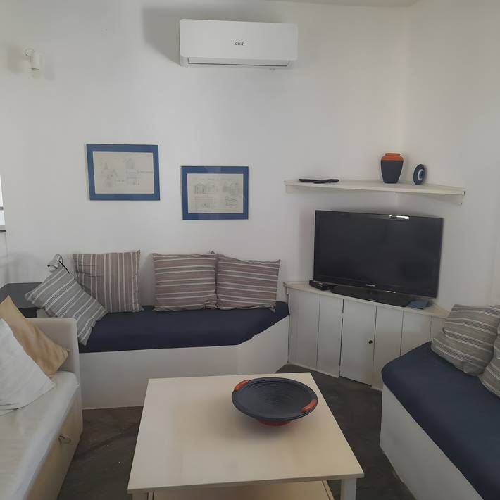 Casa vacacional 'The Pepper Tree Villa Swimming' con vistas al mar, Wi-Fi y aire acondicionado in Paros
