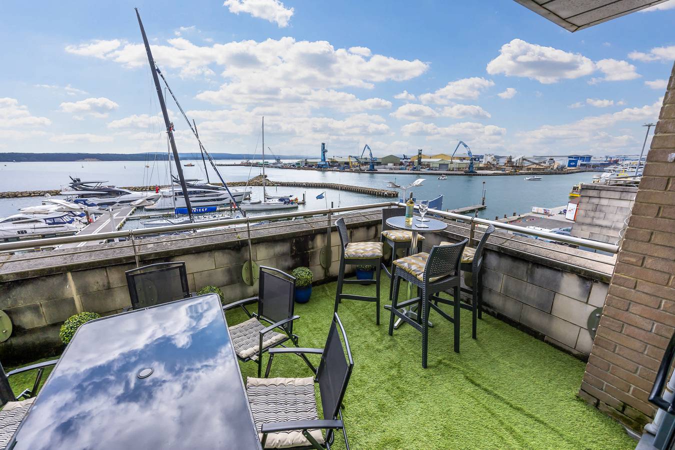 Entire apartment, Water's Edge- Incredible Views of Brownsea Island in Poole, Poole Harbour