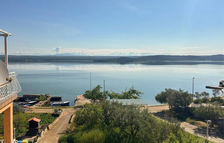 Ganze Ferienwohnung, Ferienhaus am Meer mit Terrasse, Küche und Parkplatz in der Nähe des Flusses Krka in Raslina, Šibenik-Knin
