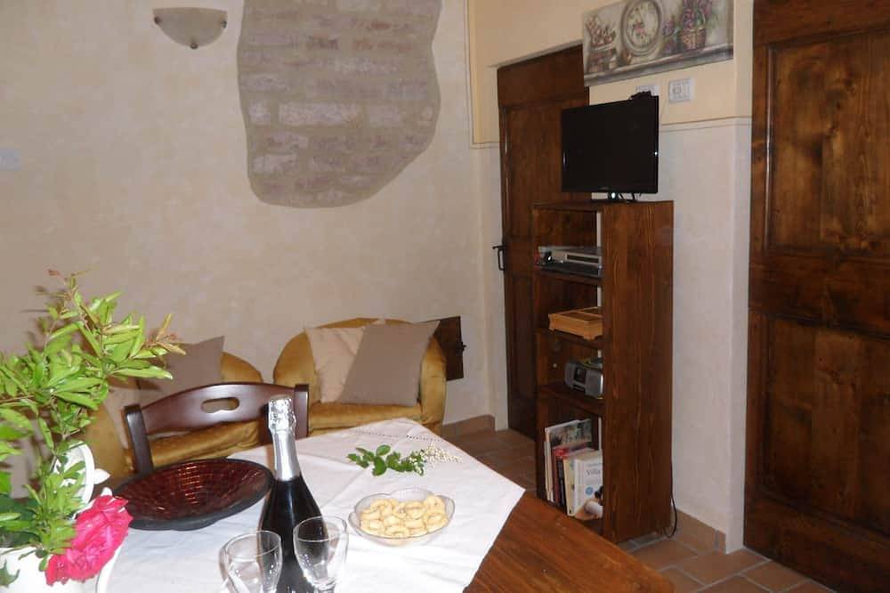 Entire apartment, Castellonesto-Lilla (2p) app. with swimming pool in Cagli, Valle del Metauro