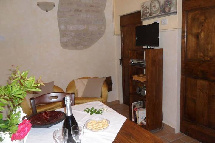 Apartamento entero, Castellonesto-Lilla (2p) aplicación. con piscina in Cagli, Valle del Metauro
