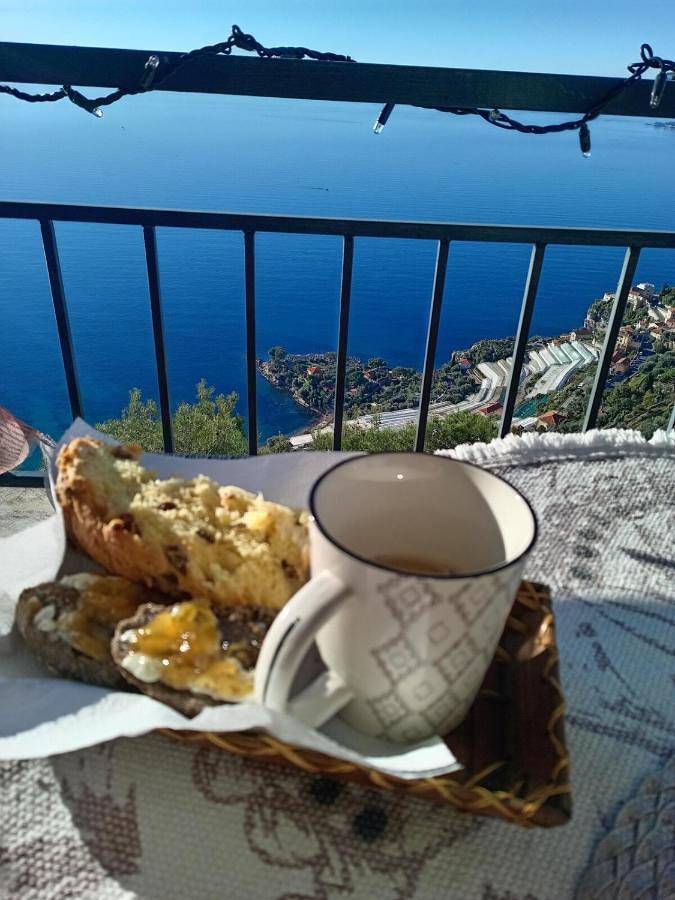 Ferienwohnung für 4 Personen, mit Balkon und Terrasse sowie Pool und Ausblick in Grimaldi (Ventimiglia)
